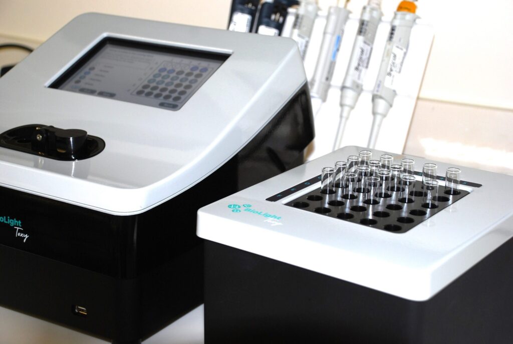 BioLight Toxy: Protección biológica y cumplimiento normativo